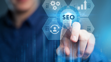 Pessoa tocando em tela digital com ícone de SEO e gráficos de performance.
