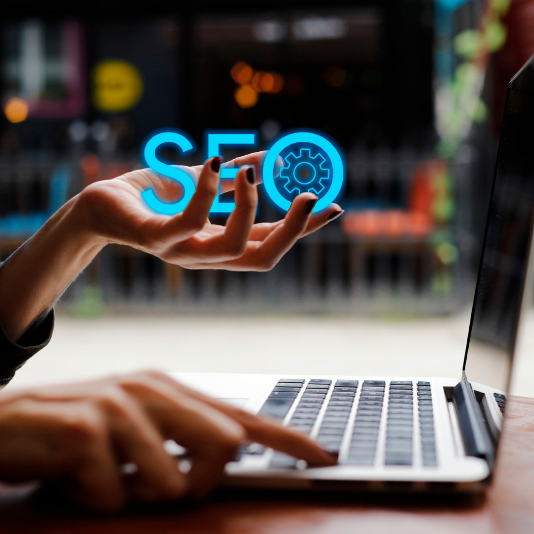 Profissional da On3 trabalhando em otimização de sites com foco em SEO 360°, desempenho e posicionamento no Google.