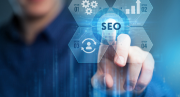 Pessoa tocando em tela digital com ícone de SEO e gráficos de performance.