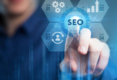 Pessoa tocando em tela digital com ícone de SEO e gráficos de performance.